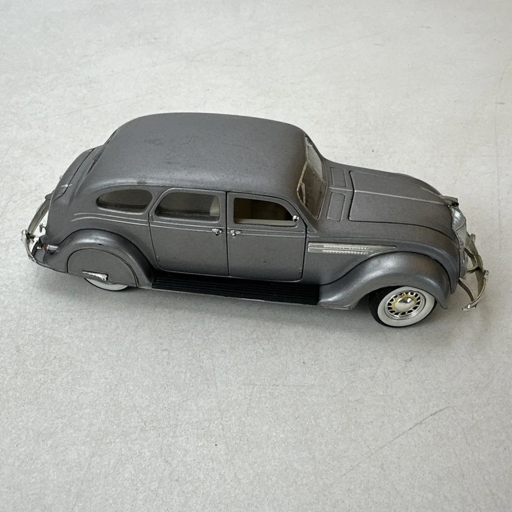 Signature Models 1936 Chrysler Airflow Silver 1:32 Scale Diecast